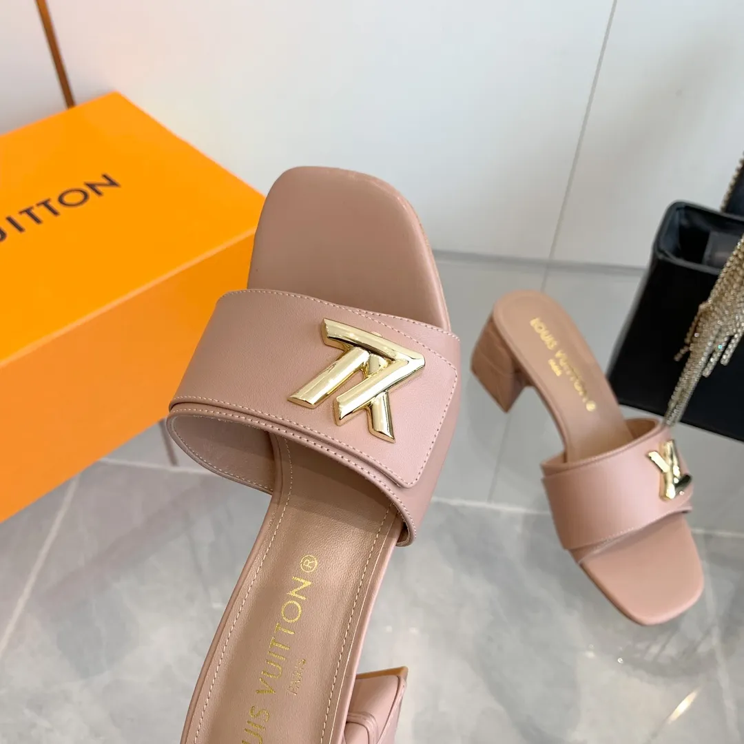 👟👟Ex-factory price 520👟👟 LV | Louis Vuitton ²⁰²³ 𝐬𝐬 🧡💚2️⃣0️⃣2️⃣4️⃣Early spring new model, top version⚠️ The counter features the latest models, square toe sandals, hard goods are new🆕 ❥Purchase level! Full of high-end feel! A popular model among bloggers at home and abroad, it’s retro and fashionable and looks amazing on your feet! Mainly recommended model on the official website★ ━━━━━ ЅᏇєєt ━━━━━ ▪️Upper: original cowhide + metal buckle ▪️Lining: imported goatskin lining ▪️Outsole: original Italian leather outsole ▪️Heel height: 5.5cm 9cm ▪️Shoe size: 35-39 (40 and 41 customized items are not returnable or exchangeable)